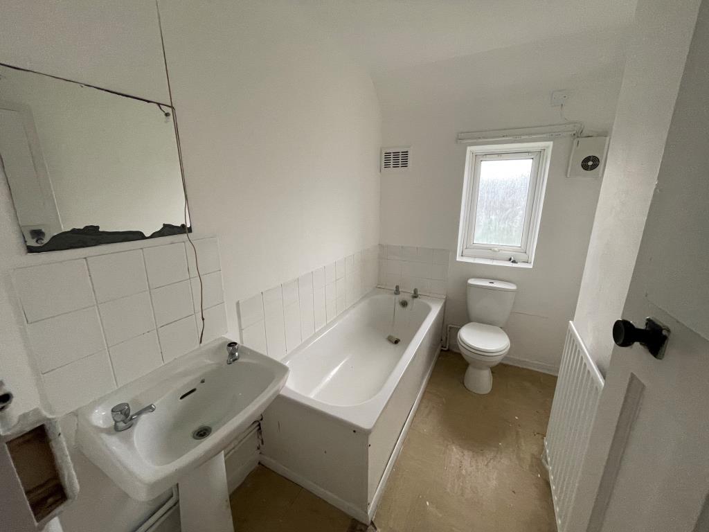 Lot: 102 - TWO-BEDROOM HOUSE FOR REFURBISHMENT - Bathroom with three piece suite
